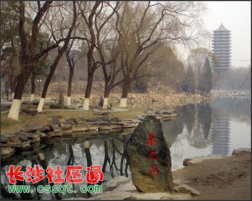 W(xu) Ї(gu) W(xu)У@Ї(gu)y(tng)ĽL(fng)T(mn)ڵĉںT(mn)ϿЏ(f)sµĈD?gu)һ(g)y(tng)ľ|(zh)T(mn)ڵăֻʯ{L(fng)CCl(wi)У@@(g)ռe675ӢУ@(ni)S̎Ҋ(jin)Ļ@A͂y(tng)ӡУ@F(xin)ĽҲʮ֓罨2010ķɮ(dng)?sh)صʯKˮཨԾʹ۵ğ